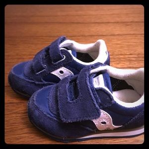 Child’s Saucony low pro vintage style tennies.